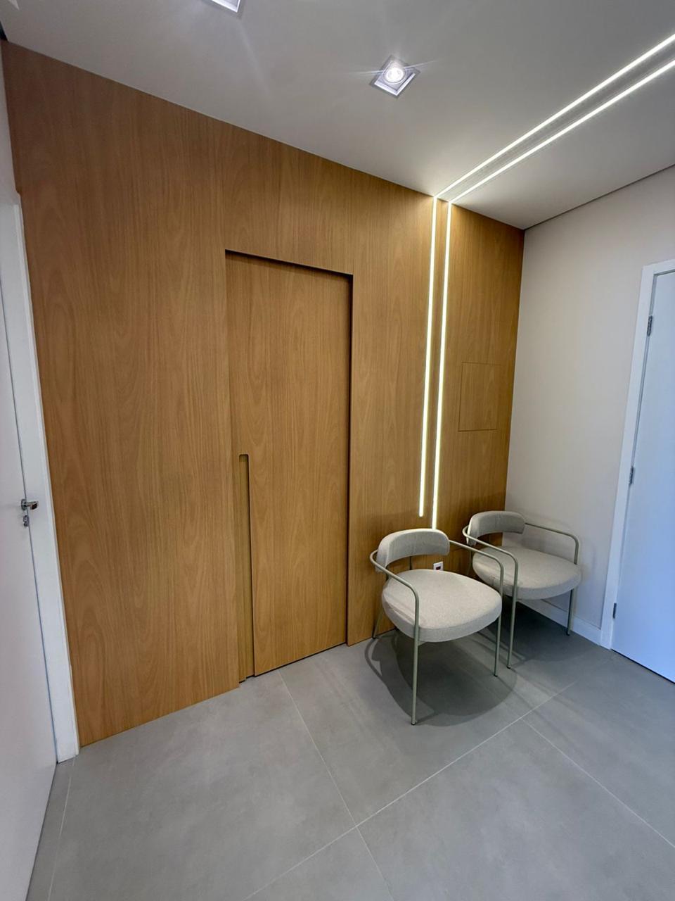 Espaço de espera com poltronas